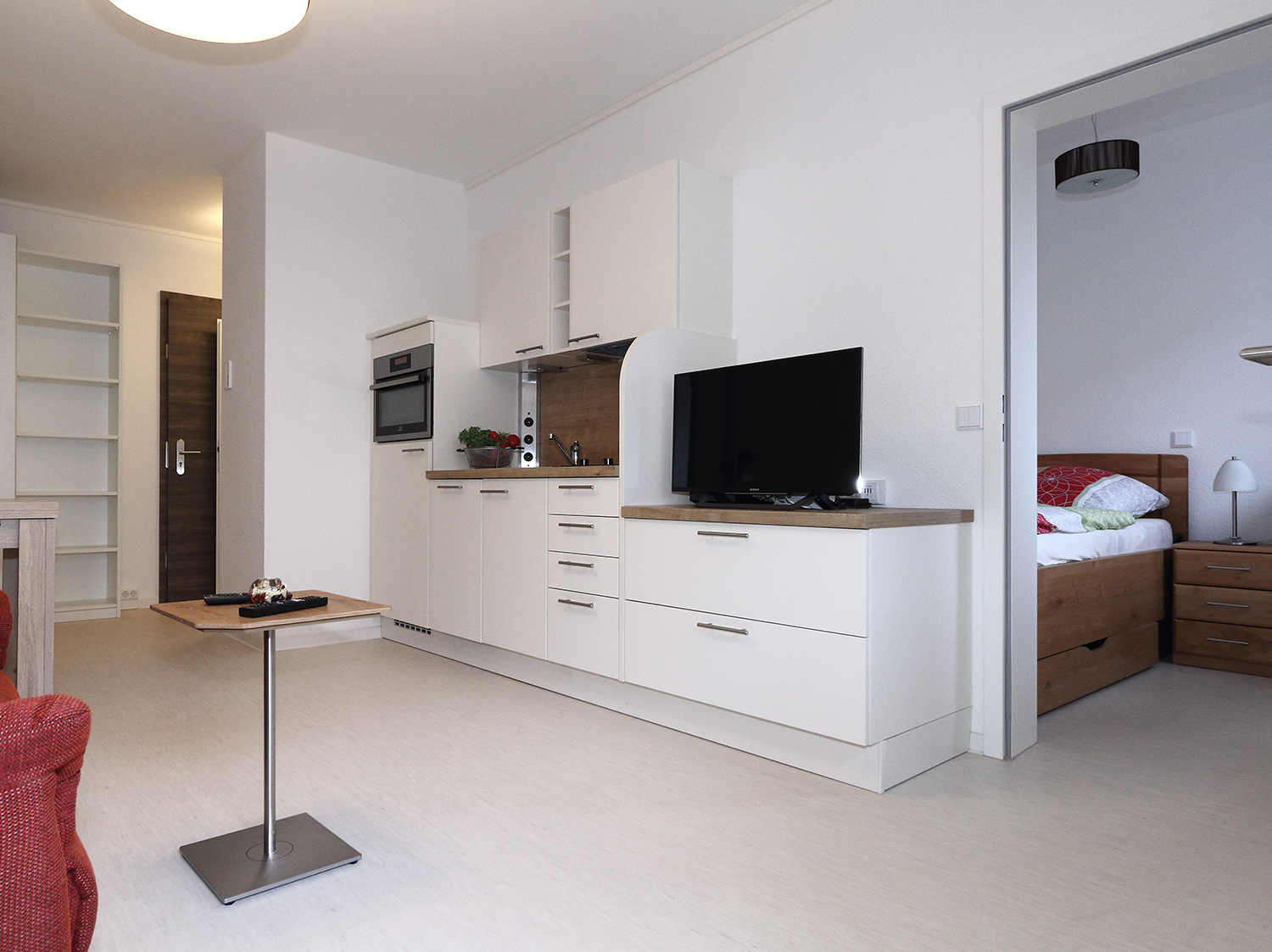 Blick auf die Küchzeile und Sideboard im Wohnbereich
