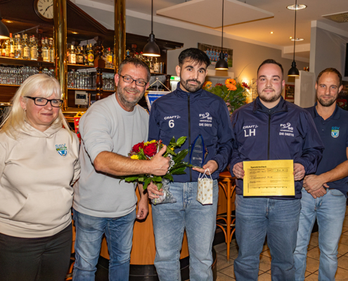 Lucas Hilgenfeld ( 2.v.r.), Trainer der 3. Herren-Mannschaft des FC 98, links daneben Kapitän Mert Cinar, Laudator Sven Schürer (2.v.l.) sowie Ramona Magdanz und Norman Brennert vom Stadtsportverband.