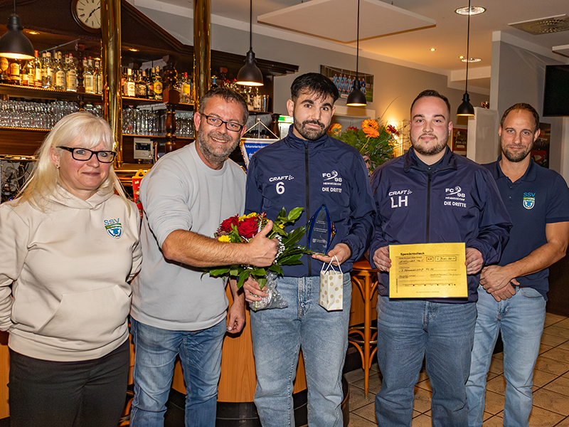 Lucas Hilgenfeld ( 2.v.r.), Trainer der 3. Herren-Mannschaft des FC 98, links daneben Kapitän Mert Cinar, Laudator Sven Schürer (2.v.l.) sowie Ramona Magdanz und Norman Brennert vom Stadtsportverband.