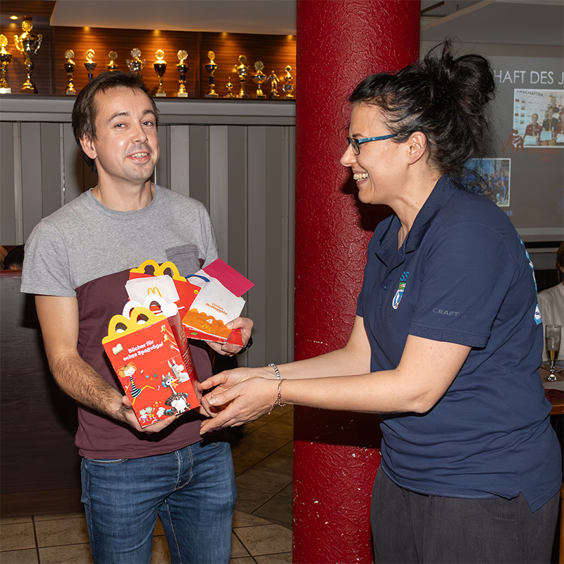 Für die jüngsten Nominierten, die U8-Leichtathletikgruppe des SV Stahl, gab es bei der Preisverleihung eine Überraschung: Als Ansporn, weiter so fleißig zu trainieren, überreichte Verena Kebernik vom Stadtsportverband dem Übungsleiter der Gruppe, Christian Grochowski, einen Satz Medaillen und einen Gutschein für eine Burgerbraterei.