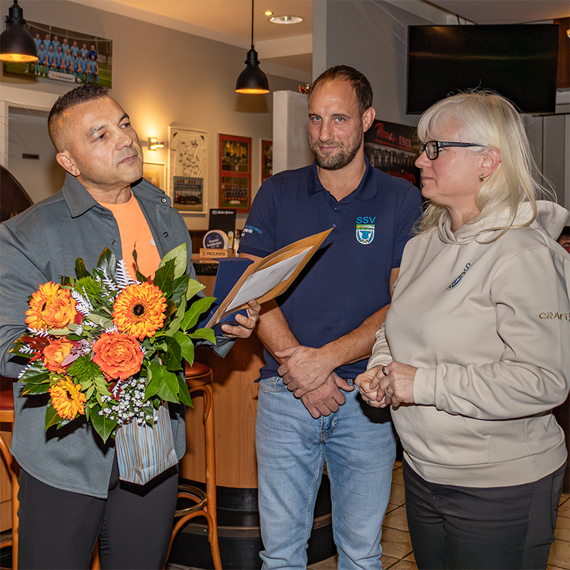 Trainer des Jahres Wesselin Russev (l) mit Ramona Magdanz und Norman Brennert vom Stadtsportverband.