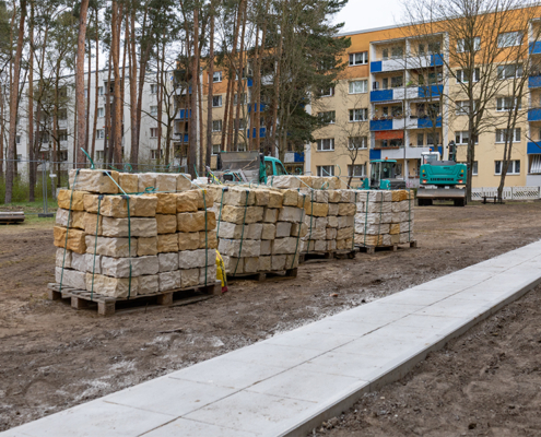13.04.2026 // Sandsteinquader zur Einfassung der Wildstaudenbeete