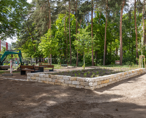 19.05.2026, das Wildstaudenbeet ist bepflanzt.