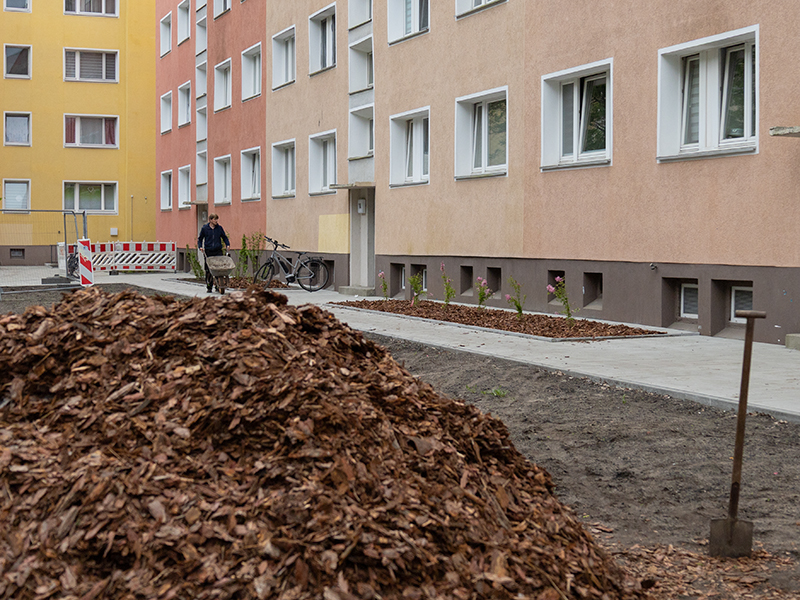 7.5.2026 // Rindenmulch für die frisch bepflanzten Rabatten