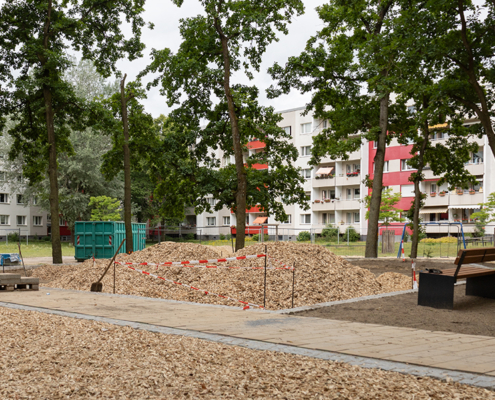 12.6.2026 // frische Holzschnitzel als Fallschutz unter den Spielgeräten 12.6.2026 // ein Berg frischer Holzschnitzel