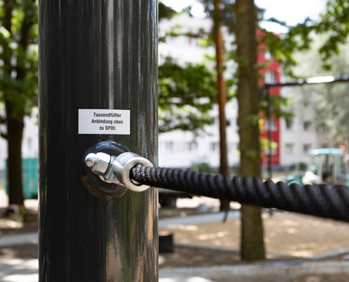 2.7.2026 // Tausendfüßler 2.7.2026, Detailfoto von einer Kletternlage, Aufkleber auf einem Pfosten mit der Aufschrift Tausendfüßler