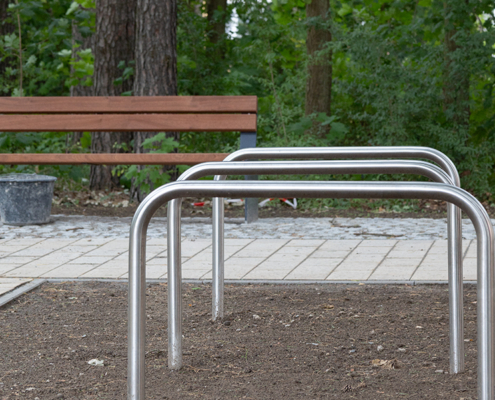 7.7.2026 // Fahrradbügel neben der großen Schaukel 7.7.2026, drei neue Fahradbügel aus Edelstahl neben der Schaukel, im Hintergrund eine neue Bank