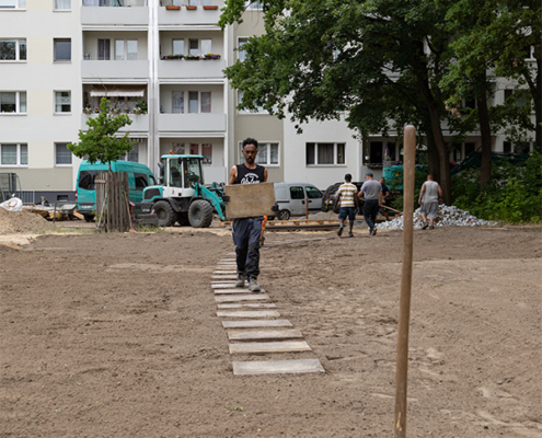 14.7.2026 // Aus recycelten Betonplatten wird ein Weg über eine künftige Wildblumenwiese angelegt. 14.7.2026, Aus recycelten Betonplatten wird ein Weg über die künftige Wildblumenwiese angelegt.
