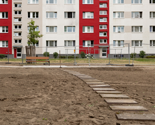 14.7.2026 // Weg recycelten Betonplatten über die künftige Wildblumenwiese 14.7.2026, Weg recycelten Betonplatten über die künftige Wildblumenwiese