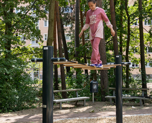 17.6.2026 // Die ersten Spielplatzbesucher sind da. 17.6.2026, Kinder probieren die neuen Spielanlagen aus