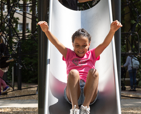 17.6.2026 // Die ersten Spielplatzbesucher sind da. 17.6.2026, Kinder probieren die neuen Spielanlagen aus