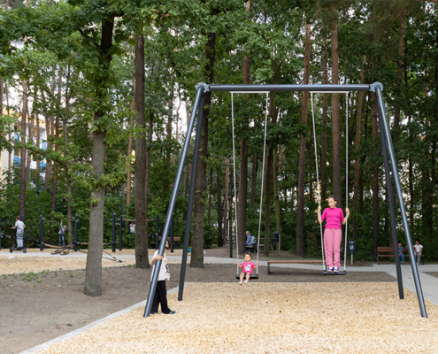 17.6.2026 // Die ersten Spielplatzbesucher sind da. 17.6.2026, Kinder probieren die neuen Spielanlagen aus