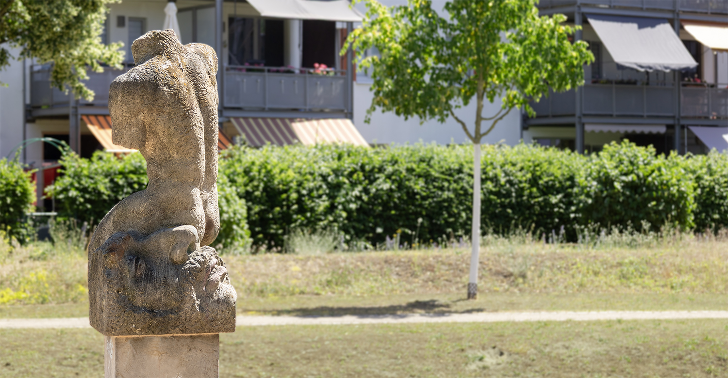 David und Goliath. Zur Erinnerung an die Familie Cohn hat die Bildhauerin Marguerite Blume-Cárdenas das biblische Motiv vom Kampf ungleicher Kontrahenten aus Sandstein gehauen. Die Skulptur wurde im Sommer 2005 anlässlich der Einweihung von Quartier D im Zentrum des Cohnschen Viertels enthüllt.