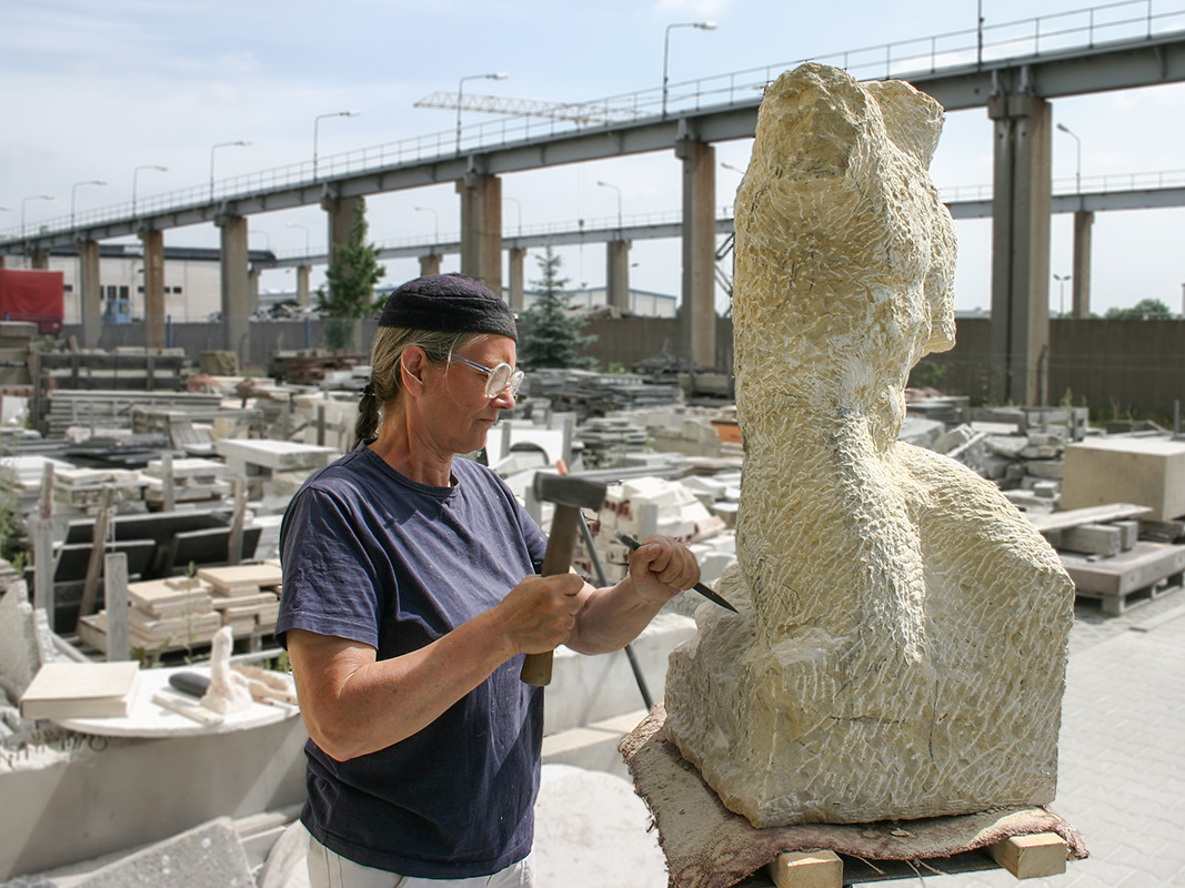 David und Goliath. Zur Erinnerung an die Familie Cohn hat die Bildhauerin Marguerite Blume-Cárdenas das biblische Motiv vom Kampf ungleicher Kontrahenten aus Sandstein gehauen. Die Skulptur wurde im Sommer 2005 anlässlich der Einweihung von Quartier D im Zentrum des Cohnschen Viertels enthüllt.